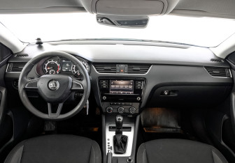 Подержанный автомобиль Skoda Octavia Liftback 2018 года (14 фото)