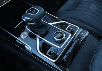 Подержанный автомобиль Hongqi HS5 2024 года (18 фото)