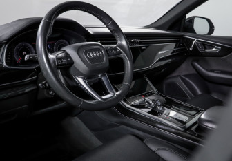Подержанный автомобиль Audi Q8 2019 года (14 фото)