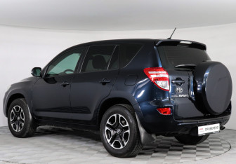 Подержанный автомобиль Toyota RAV4 2010 года (7 фото)