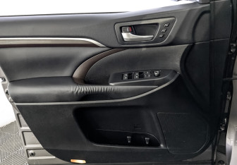 Подержанный автомобиль Toyota Highlander 2014 года (18 фото)