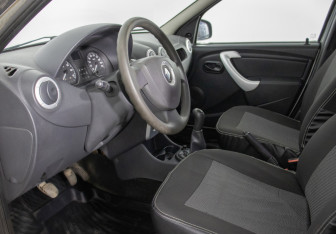 Подержанный автомобиль Renault Logan Sedan 2014 года (10 фото)