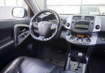 Подержанный автомобиль Toyota RAV4 2010 года (13 фото)