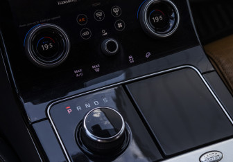 Подержанный автомобиль Land Rover Range Rover Velar 2017 года (25 фото)