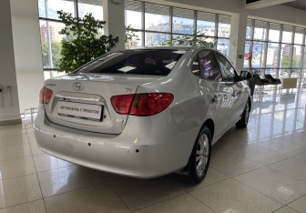 Подержанный автомобиль Hyundai Elantra Sedan 2009 года (5 фото)