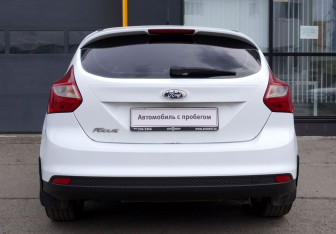 Подержанный автомобиль Ford Focus Hatchback 2012 года (6 фото)