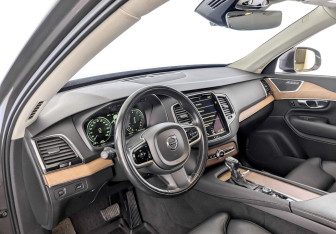 Подержанный автомобиль Volvo XC90 2017 года (16 фото)