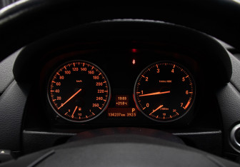 Подержанный автомобиль BMW X1 2013 года (12 фото)