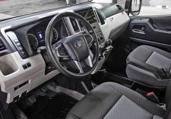 Подержанный автомобиль Toyota HiAce 2021 года (21 фото)