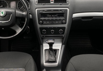 Подержанный автомобиль Skoda Octavia Liftback 2013 года (13 фото)