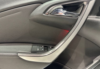 Подержанный автомобиль Opel Astra Hatchback 2012 года (11 фото)