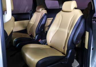 Подержанный автомобиль Kia Carnival 2021 года (12 фото)