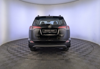 Подержанный автомобиль Toyota RAV4 2018 года (6 фото)