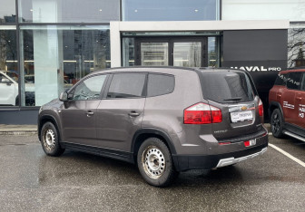 Подержанный автомобиль Chevrolet Orlando 2012 года (7 фото)
