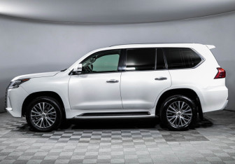 Подержанный автомобиль Lexus LX 2017 года (8 фото)