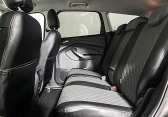 Подержанный автомобиль Ford Kuga 2016 года (10 фото)