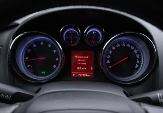 Подержанный автомобиль Opel Astra Hatchback 2011 года (12 фото)