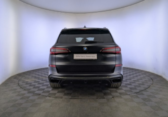 Подержанный автомобиль BMW X5 2021 года (6 фото)