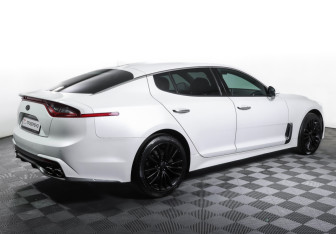 Подержанный автомобиль Kia Stinger 2018 года (5 фото)