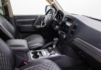 Подержанный автомобиль Mitsubishi Pajero 2013 года (10 фото)