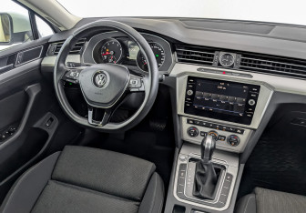 Подержанный автомобиль Volkswagen Passat Sedan 2019 года (30 фото)