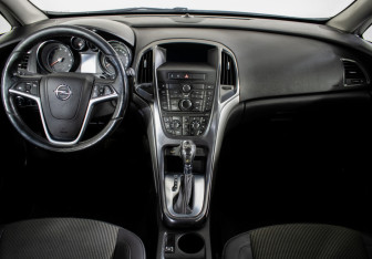 Подержанный автомобиль Opel Astra Hatchback 2011 года (11 фото)