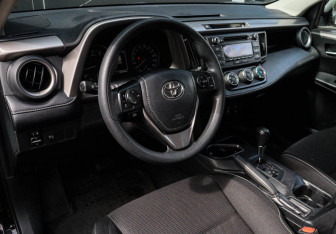 Подержанный автомобиль Toyota RAV4 2017 года (12 фото)