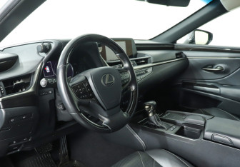Подержанный автомобиль Lexus ES 2019 года (13 фото)