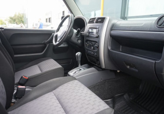 Подержанный автомобиль Suzuki Jimny 2008 года (10 фото)