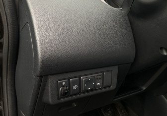 Подержанный автомобиль Nissan Tiida Hatchback 2010 года (15 фото)