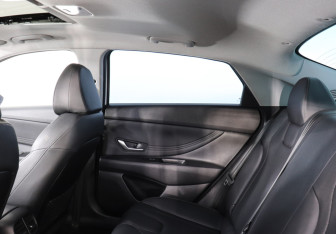 Подержанный автомобиль Hyundai Elantra Sedan 2023 года (12 фото)