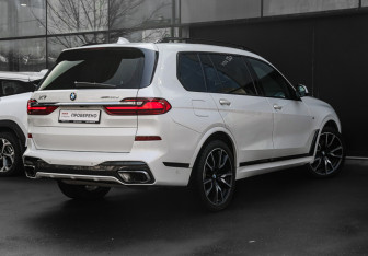 Подержанный автомобиль BMW X7 2021 года (4 фото)