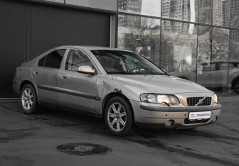 Подержанный автомобиль Volvo S60 2002 года (3 фото)