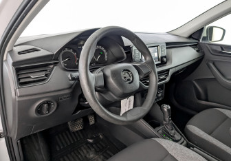 Подержанный автомобиль Skoda Rapid Liftback 2021 года (16 фото)