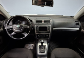 Подержанный автомобиль Skoda Octavia Liftback 2011 года (16 фото)