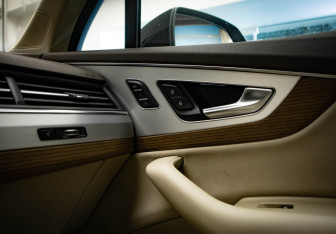 Подержанный автомобиль Audi Q7 2015 года (22 фото)