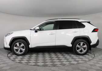Подержанный автомобиль Toyota RAV4 2021 года (8 фото)