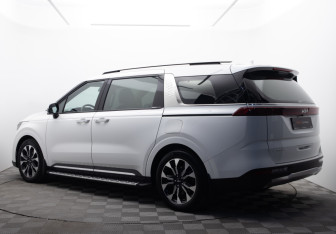 Подержанный автомобиль Kia Carnival 2022 года (3 фото)