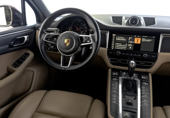 Подержанный автомобиль Porsche Macan 2020 года (30 фото)