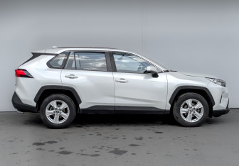 Подержанный автомобиль Toyota RAV4 2021 года (4 фото)