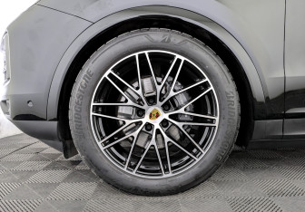 Подержанный автомобиль Porsche Cayenne 2023 года (18 фото)