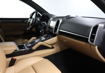 Подержанный автомобиль Porsche Cayenne 2014 года (9 фото)
