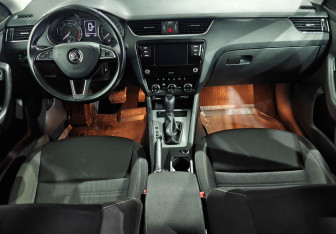 Подержанный автомобиль Skoda Octavia Liftback 2020 года (10 фото)
