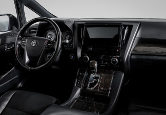 Подержанный автомобиль Toyota Alphard 2018 года (12 фото)