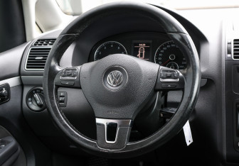 Подержанный автомобиль Volkswagen Touran 2012 года (17 фото)