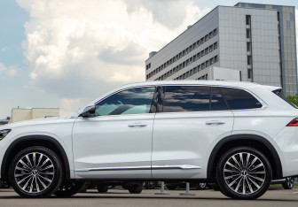 Подержанный автомобиль Geely Monjaro 2024 года (32 фото)