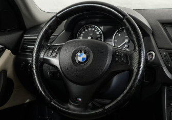 Подержанный автомобиль BMW X1 2011 года (15 фото)