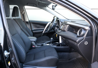 Подержанный автомобиль Toyota RAV4 2015 года (10 фото)