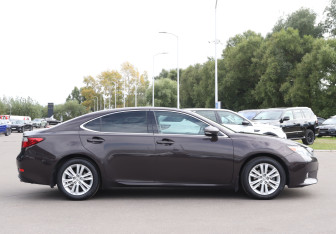 Подержанный автомобиль Lexus ES 2015 года (4 фото)