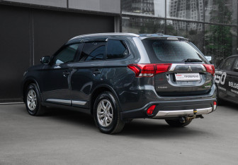 Подержанный автомобиль Mitsubishi Outlander 2017 года (6 фото)